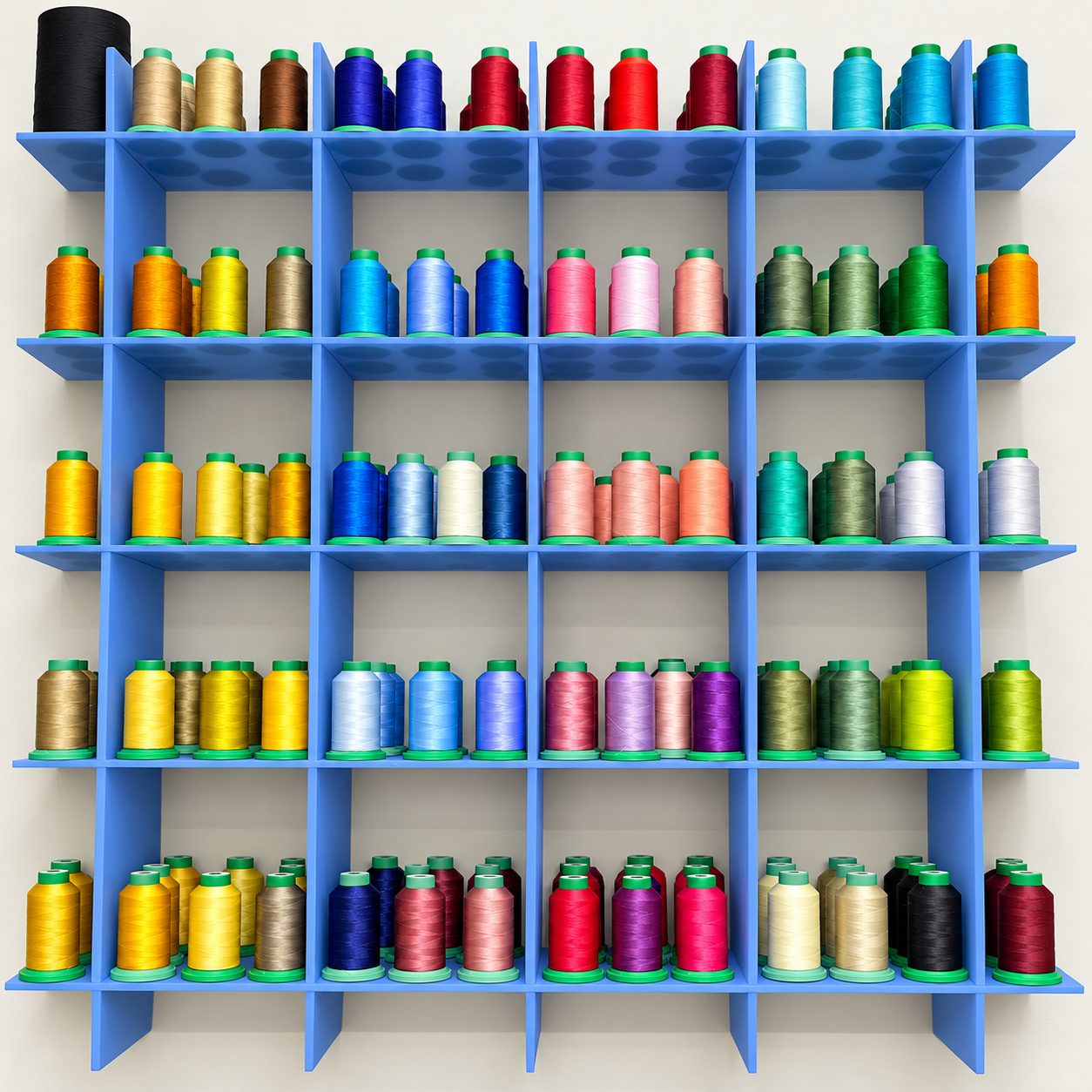 Coni di filo da ricamo in tanti colori su una libreria blu