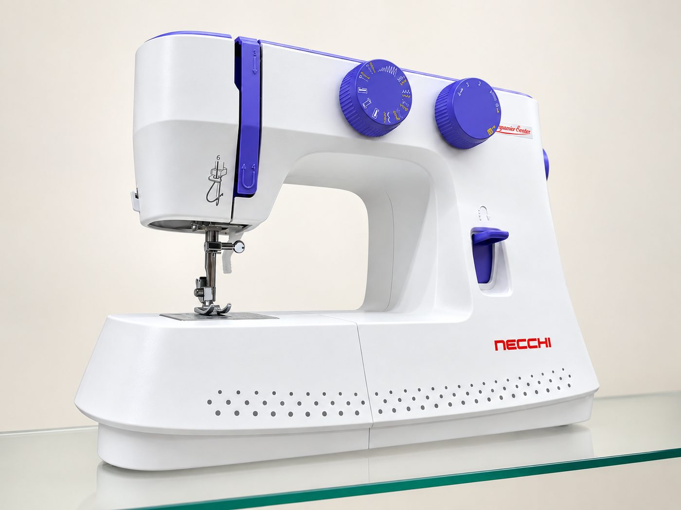 Macchina per cucire Necchi bianca con dettagli viola